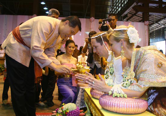 Foreign Couple Get Married In Thailand