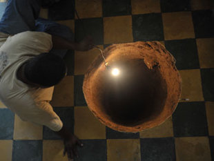 Giant sinkhole opens up under Mexican ladies bed