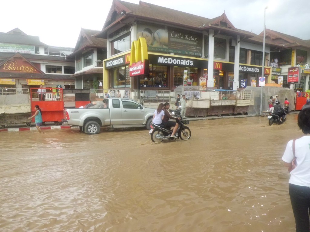 chiang mai flooding in night bazaar