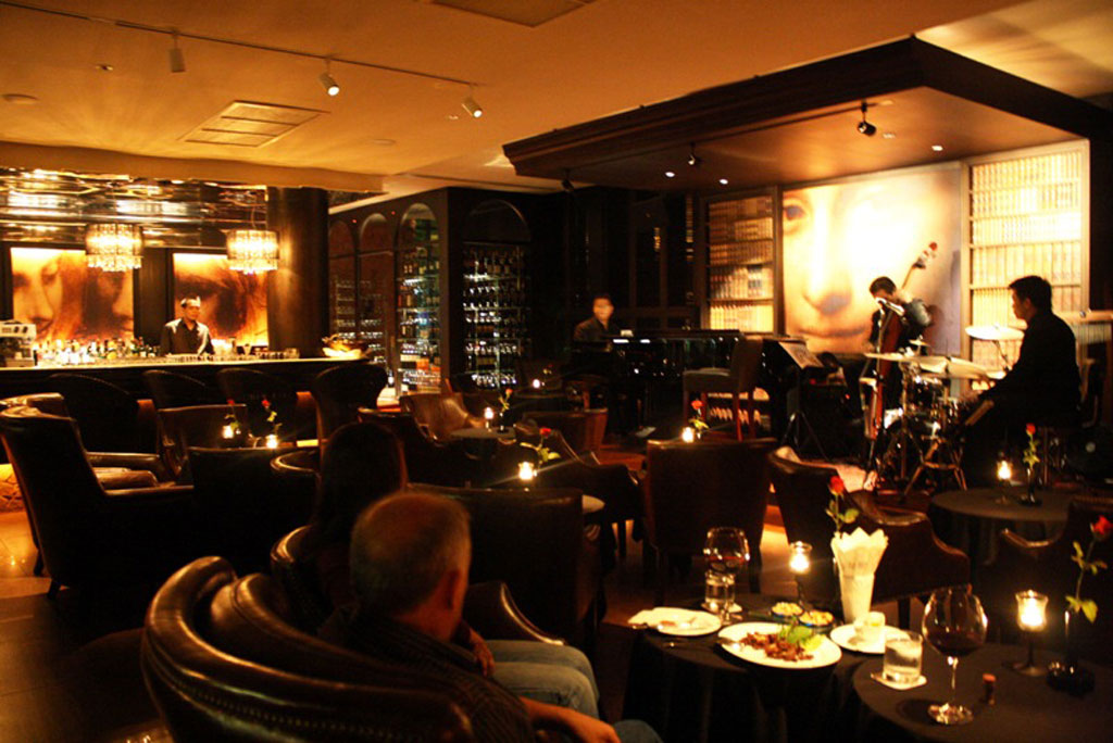 Nui's Jazz club Silom Bangkok