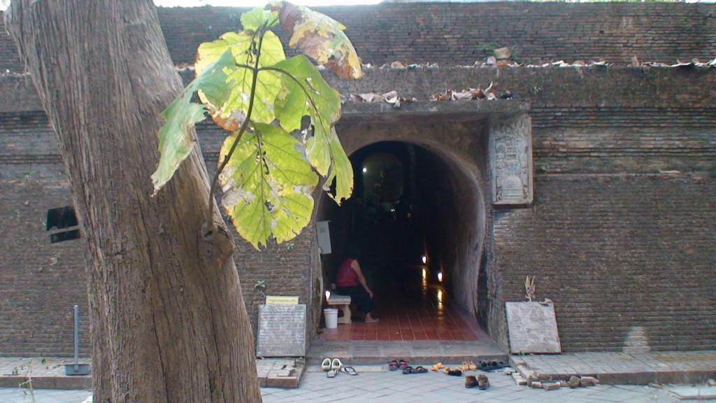 tunnel entrance at wat umong