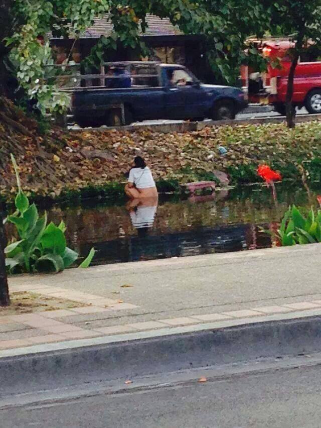chinese takes a dump in the moat